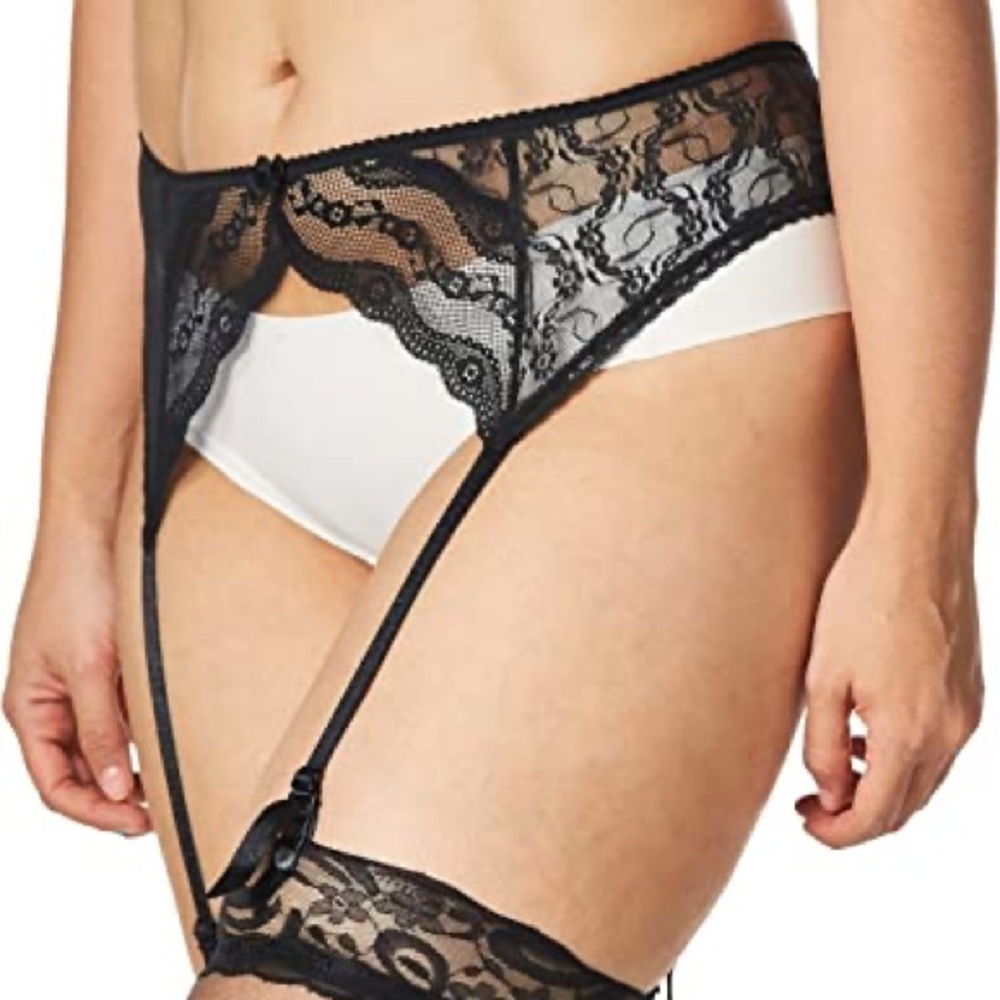 BTemptD by Wacoal Lace Kiss Garter Belt Size S/P